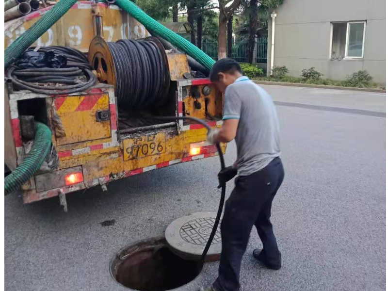 北京崇文区清理化粪池，地下室排污污水井清掏，抽粪车抽污水